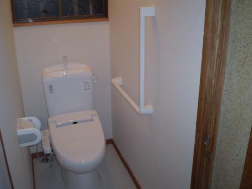和式から洋式へ!手すりで安心のトイレリフォーム