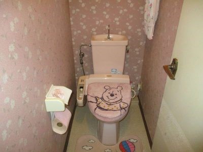 【山梨県】トイレ交換リフォーム　アクセントクロスで華やかな空間になりました